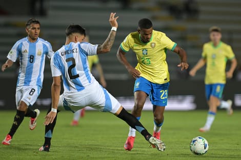 Jugadores de Brasil y de la selección argentina sub 20
