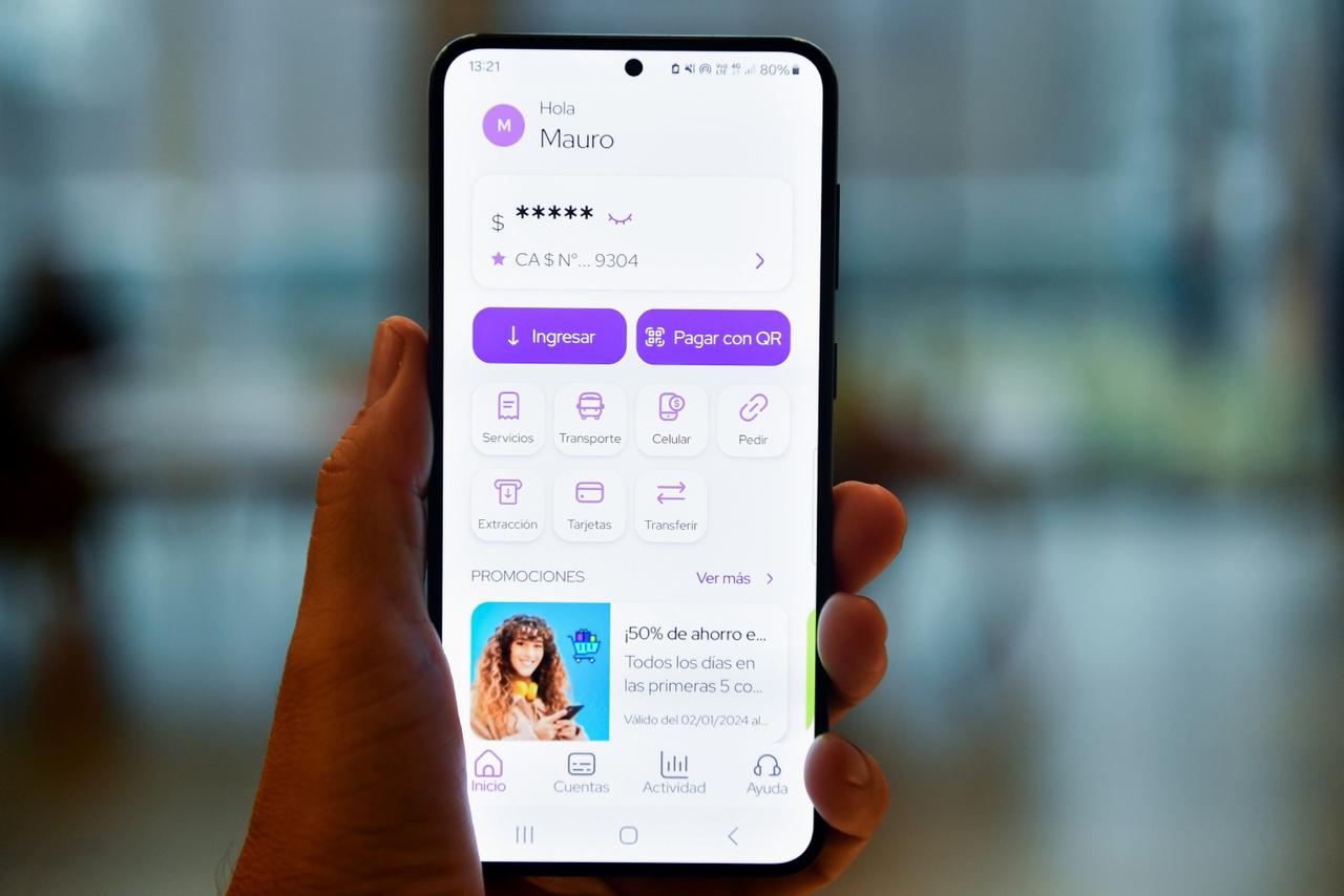 Mano sosteniendo un smartphone con la app de Buepp