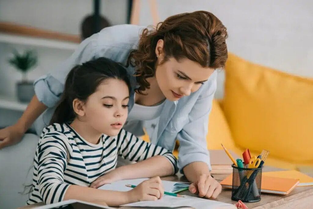 Una madre ayudando a su hija con las tareas, representando las diferentes generaciones. 