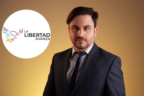 Imagen que muestra a Ramiro Marra junto con el logo de La Libertad Avanza