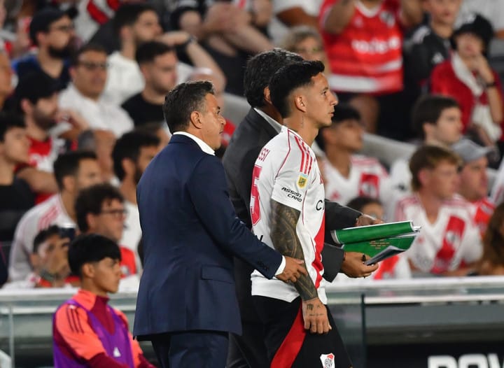 Imagen que muestra a Marcelo Gallardo técnico de RIver Plate junto a uno de sus jugadores
