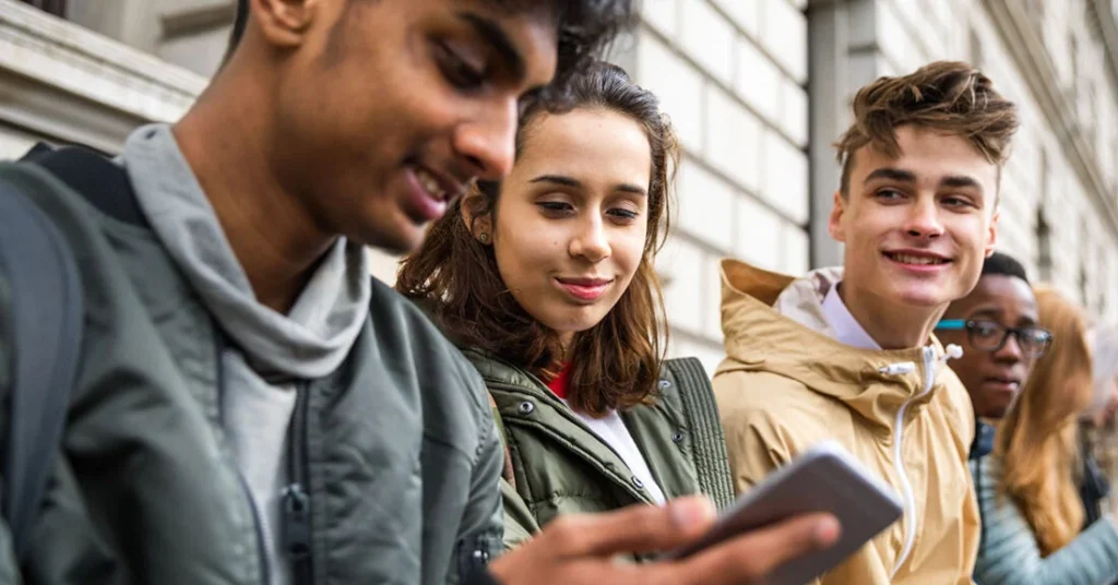 Jóvenes de diferentes etnias pertenecientes a la generación Z