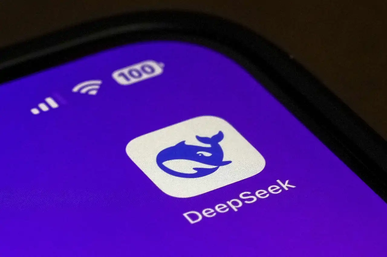 Celular con la aplicacion DeepSeek