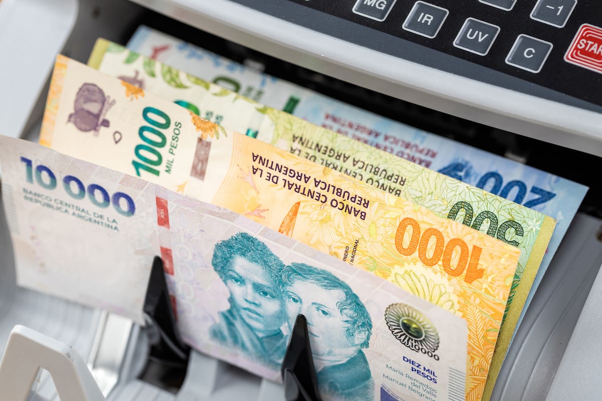 Imagen donde muestra pesos Argentinos de diferentes denominaciones.