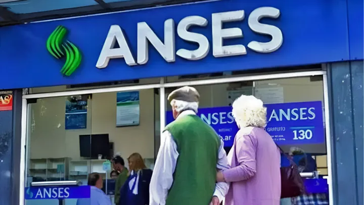 Imagen de un edificio del ANSES junto con unos jubilados