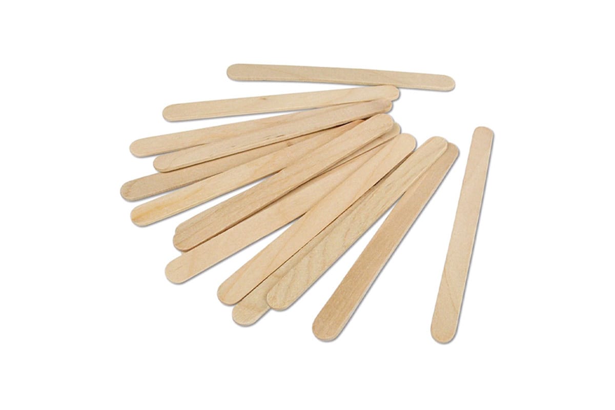 Palitos de helado sobre un fondo blanco