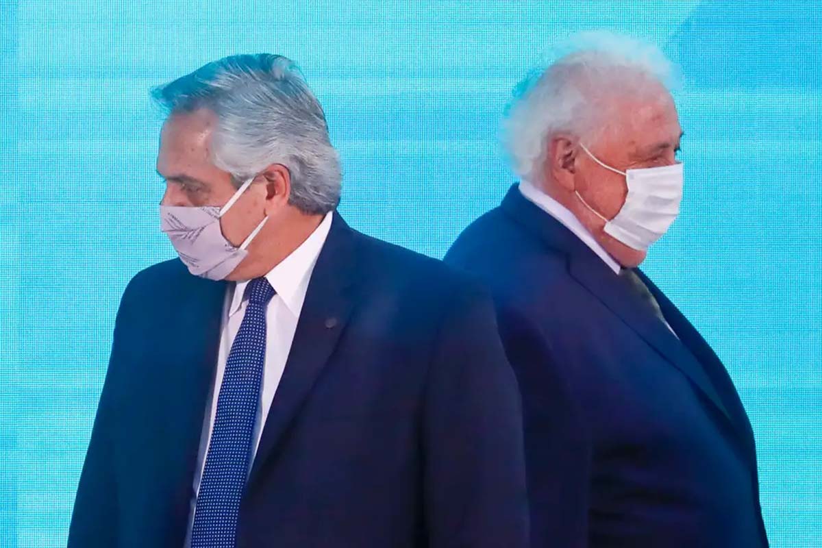 Alberto Fernández y Ginés González con barbijos durante la pandemia.