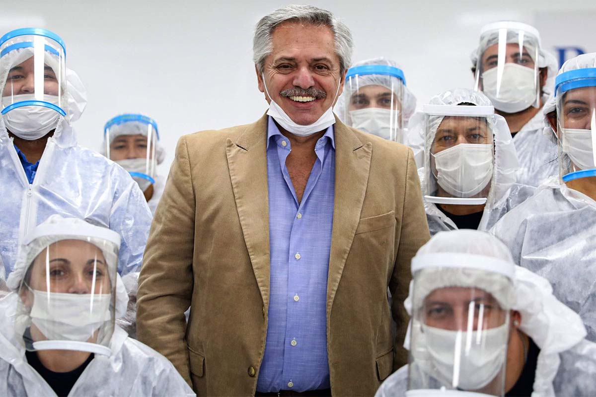 Alberto Fernández junto a profesionales de la salud con barbijos durante la pandemia.