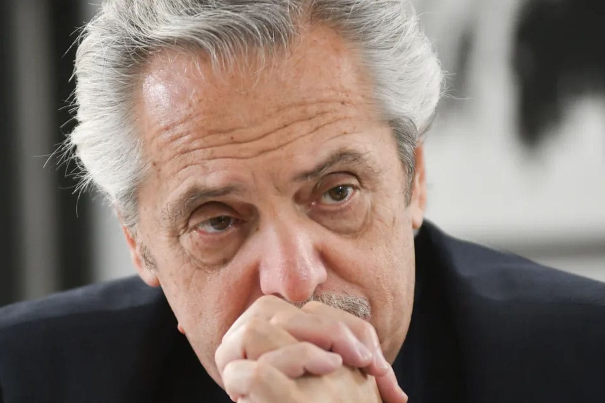 Alberto Fernández preocupado juntando las manos.