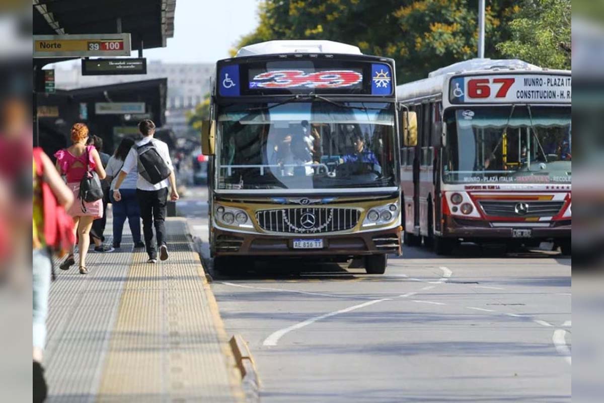 Colectivos en el metrobus de la Ciudad Autonóma de Buenos Aires.