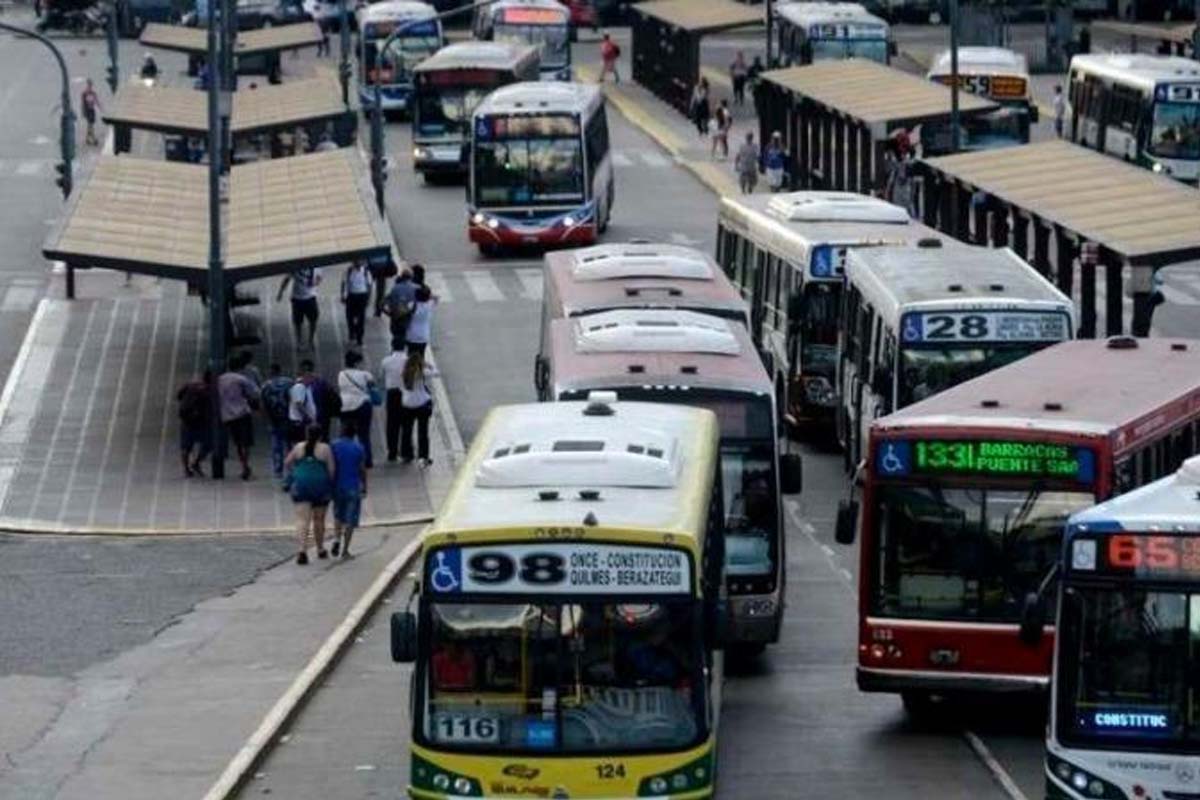 Vista aerea de colectivos en el metrobus.