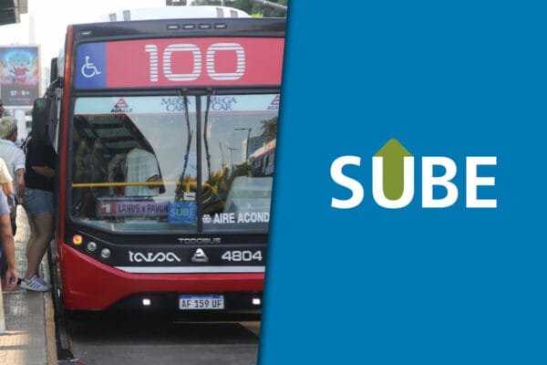 Imagen compuesta por el colectivo 100 y el logo de SUBE sobre un fondo azul.