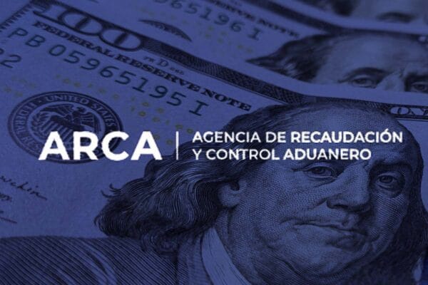 Logo de ARCA superpuesto en una imágen de dólares con un fondo azul.