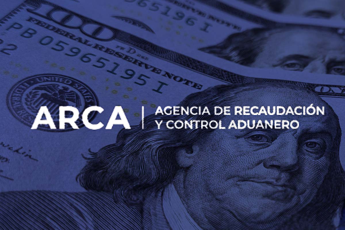 Logo de ARCA superpuesto en una imágen de dólares con un fondo azul.