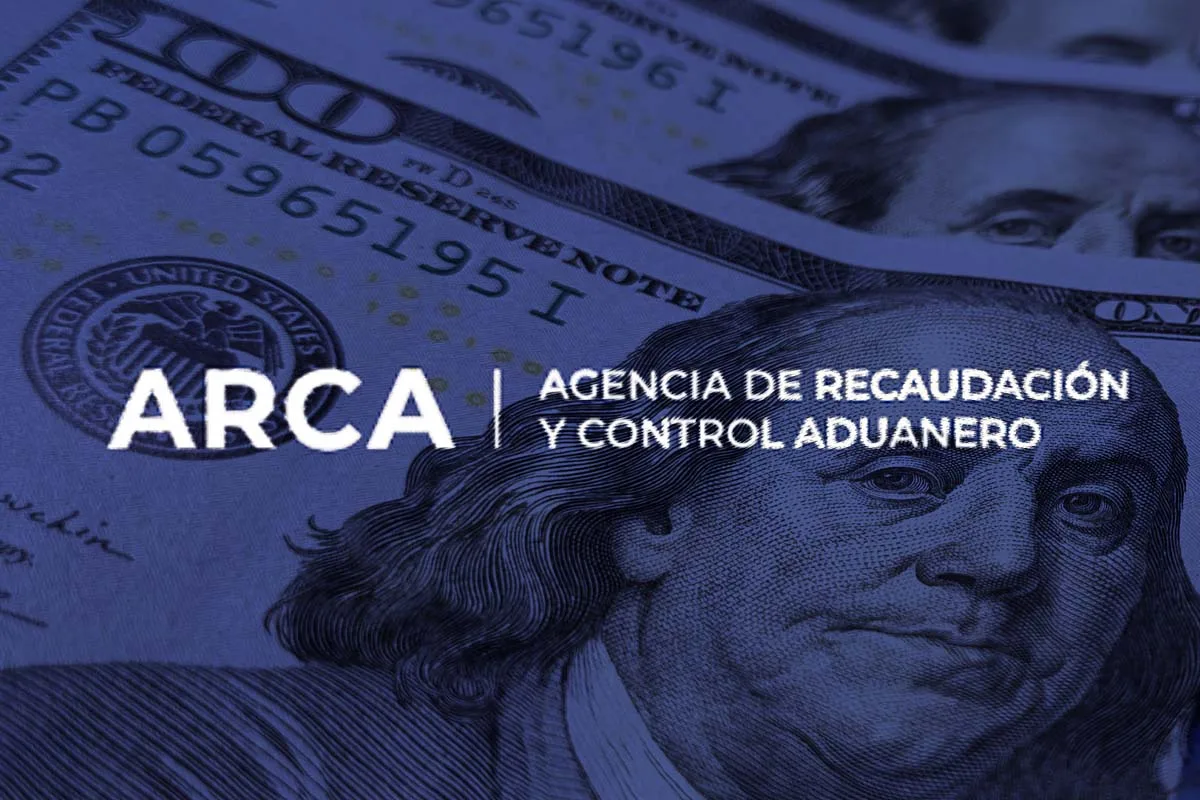 Logo de ARCA superpuesto en una imágen de dólares con un fondo azul.