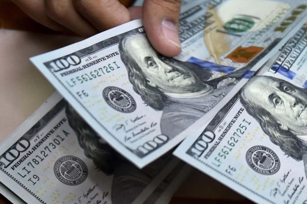 Imágen de una persona contando dólares.