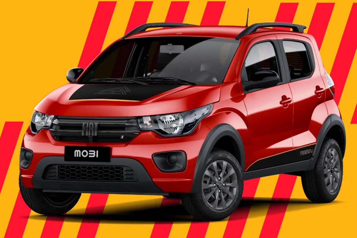 Un Fiat Mobi rojo en un fondo naranja con líneas rojas.