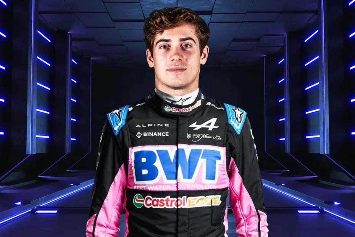 El corredor argentino de F1 Franco Colapinto con el uniforme de Alpine.