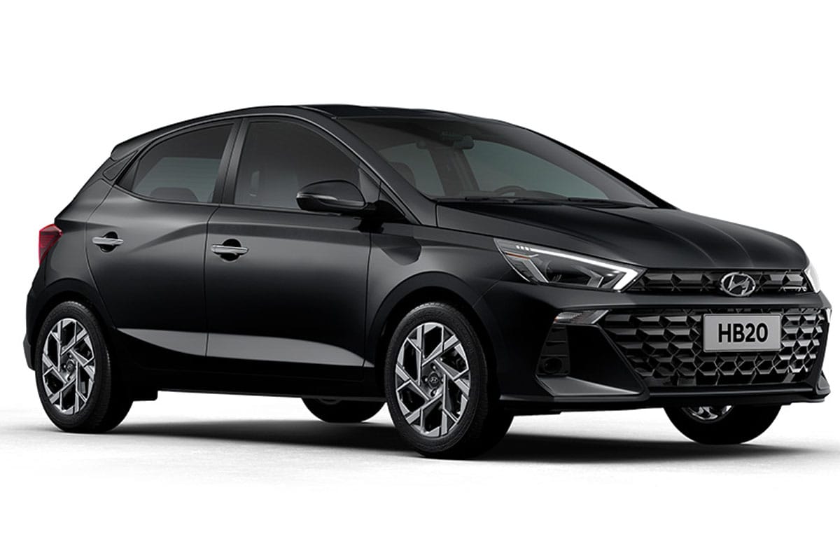 Un hyundai HB20 negro sobre un fondo blanco.