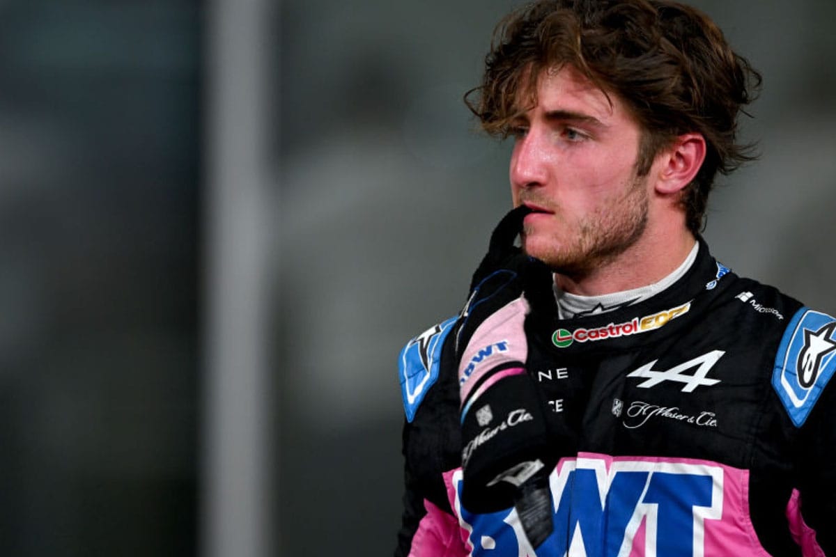 Jack Doohan corredor de Alpine en la F1 mordiendo un guante.