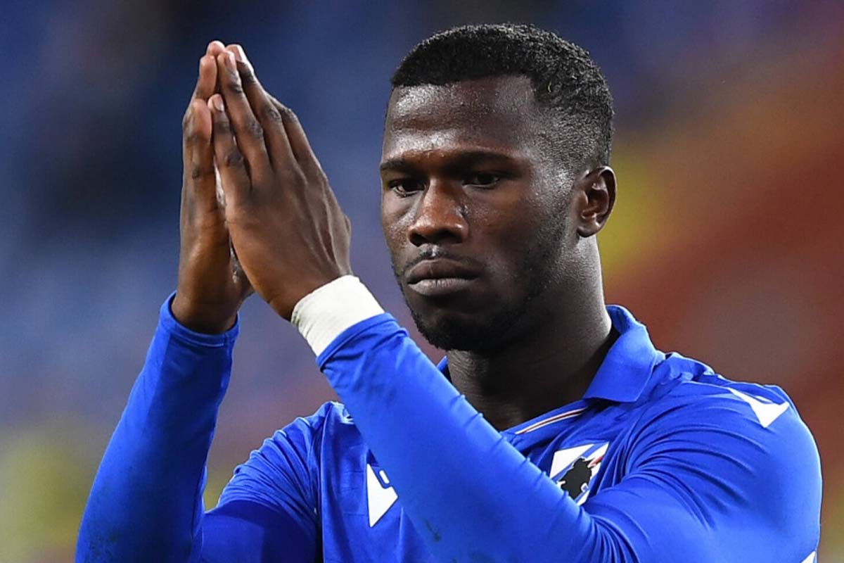 Keita Baldé juntando las manos durante un partido de Fútbol.