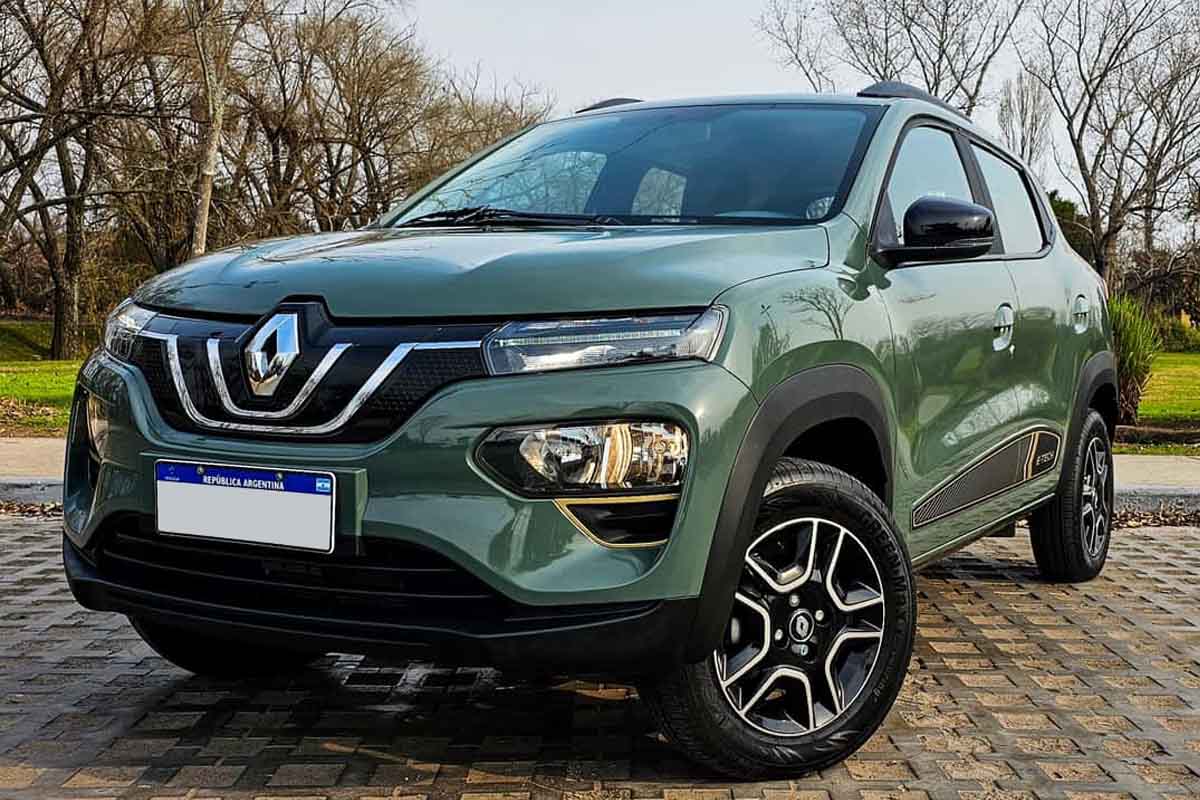 Un Renault Kwid verde en un parque.