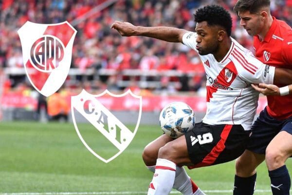 Jugadores de River Plate e Independiente luchando por la posesión de la pelota en un partido de Fútbol con los logos de los equipos superpuestos.