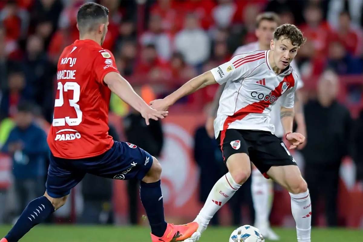 Jugadores de River Plate y de Independiente jugando un partido de fútbol.