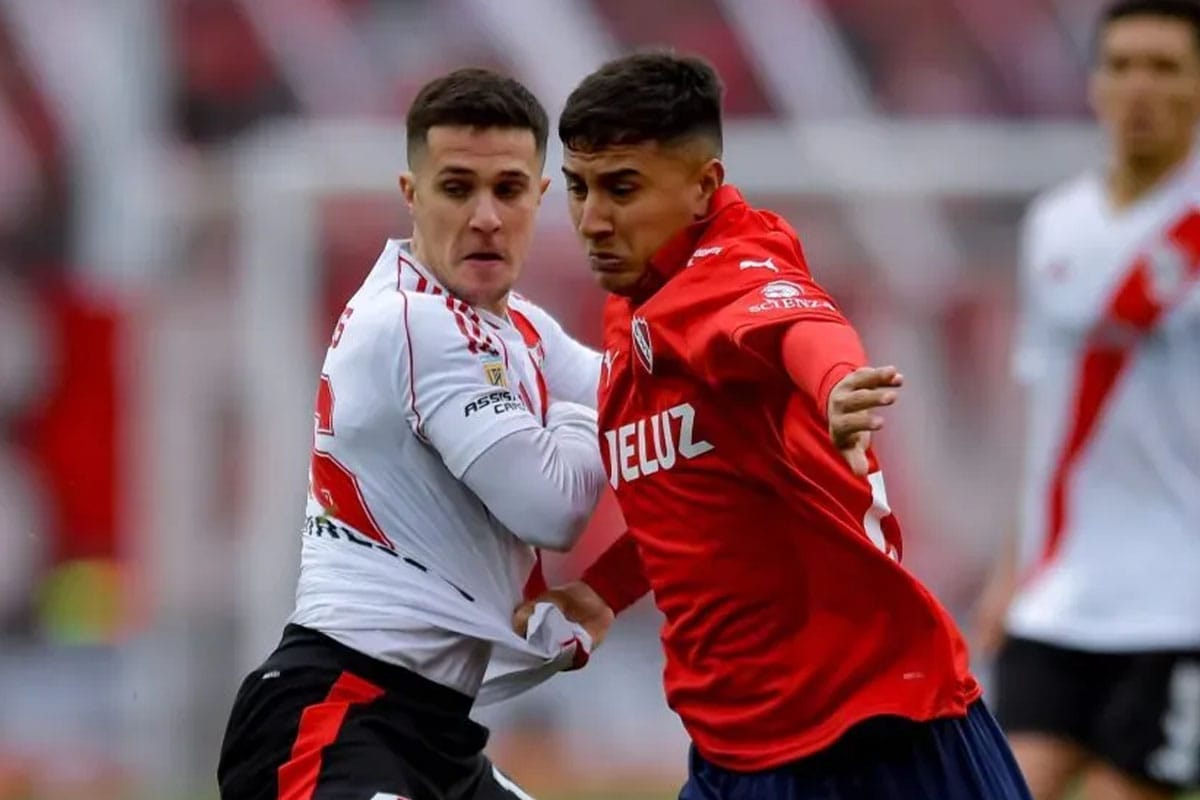 Jugadores de River Plate y de Independiente en un partido de Fútbol.