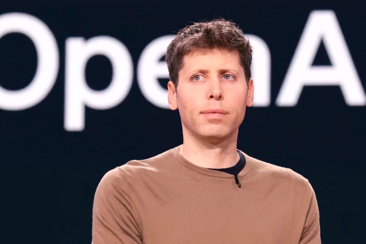 Sam Altman con un fondo que dice "OpenAI".
