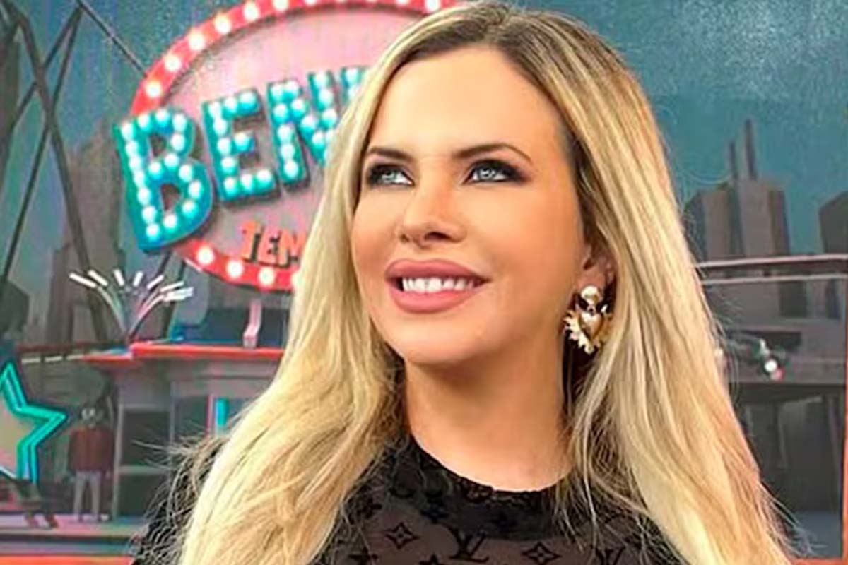 Foto de Alejandra Maglietti con el estudio de Bendita TV en el fondo.