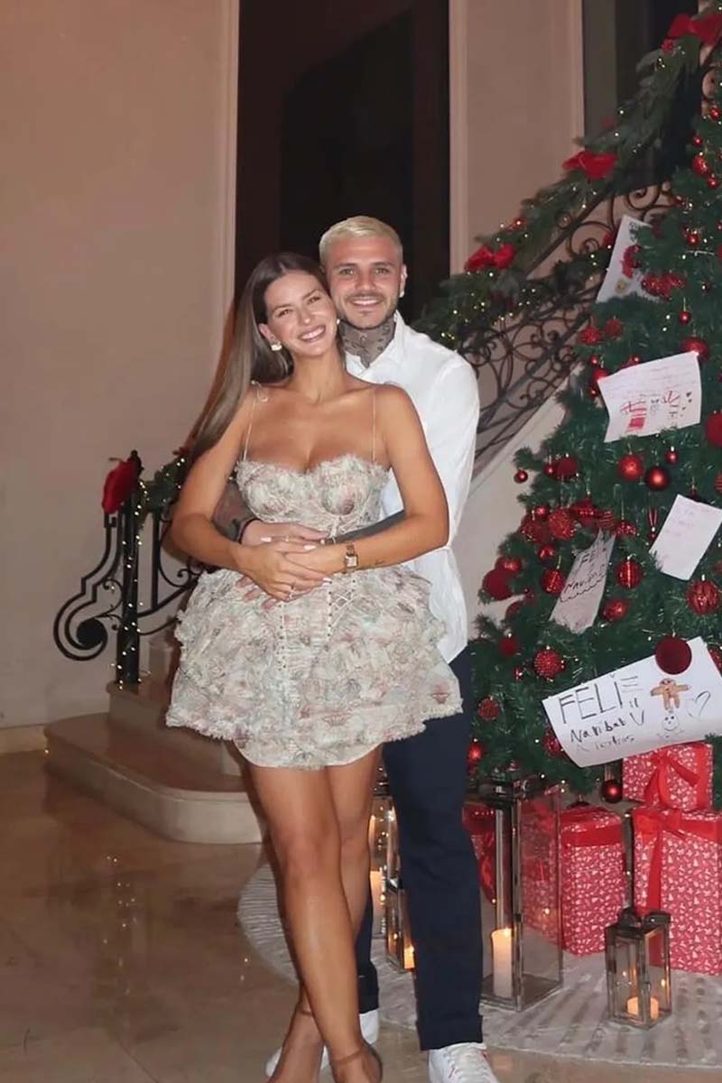 Mauro Icardi con la China Suárez al lado de un arbol de Navidad.
