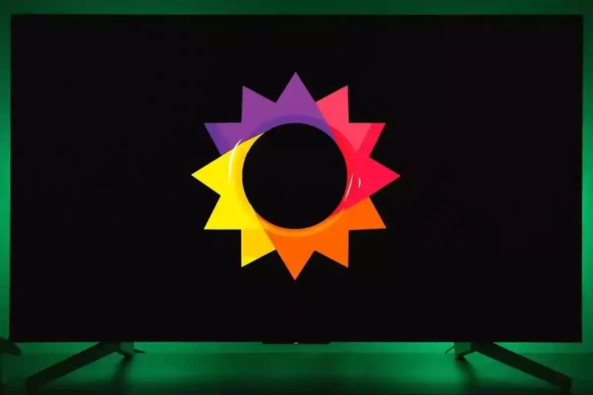 Foto de una TV en un cuarto oscuro con el logo de El Trece.