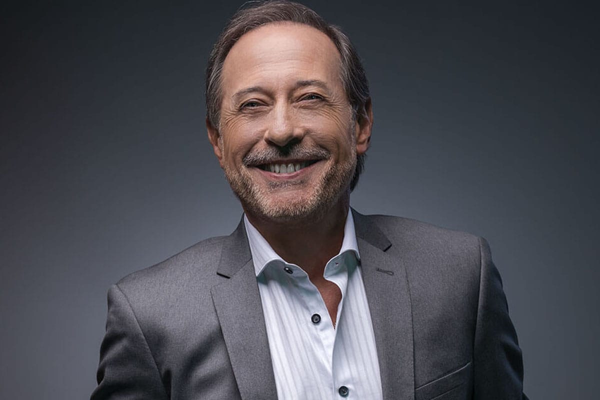 Foto de Guillermo Francella sonriendo.