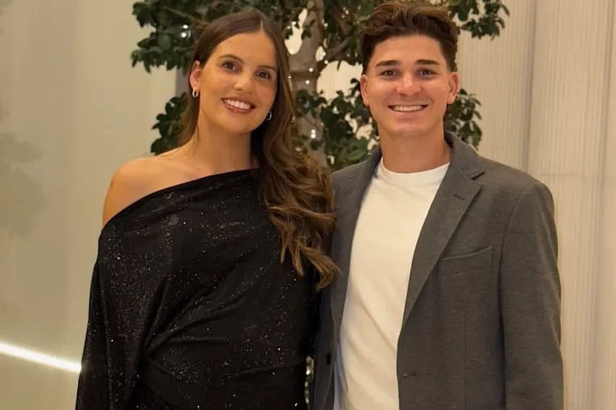 Foto de Emilia Ferrero junto a Julián Álvarez.