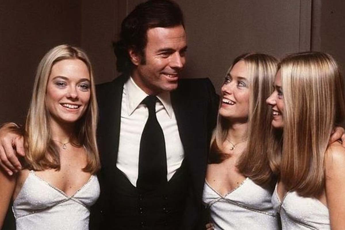 Foto de Las trillizas de oro junto a Julio Iglesias
