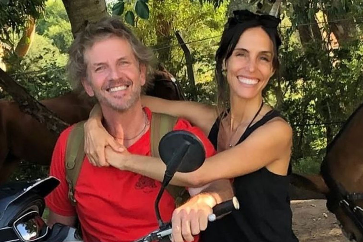 Foto de Facundo Arana y María Susini juntos en una moto.