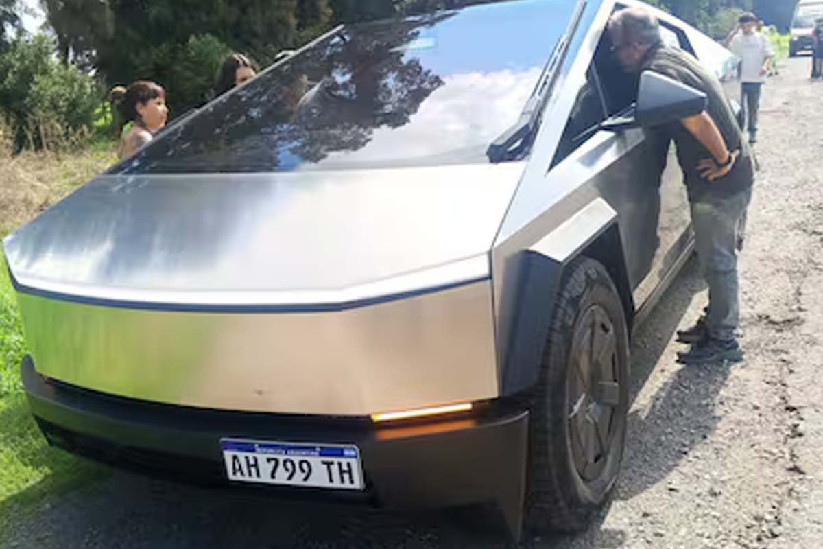 El Tesla Cybertruck de Barby Franco en el accidente de ruta 3.