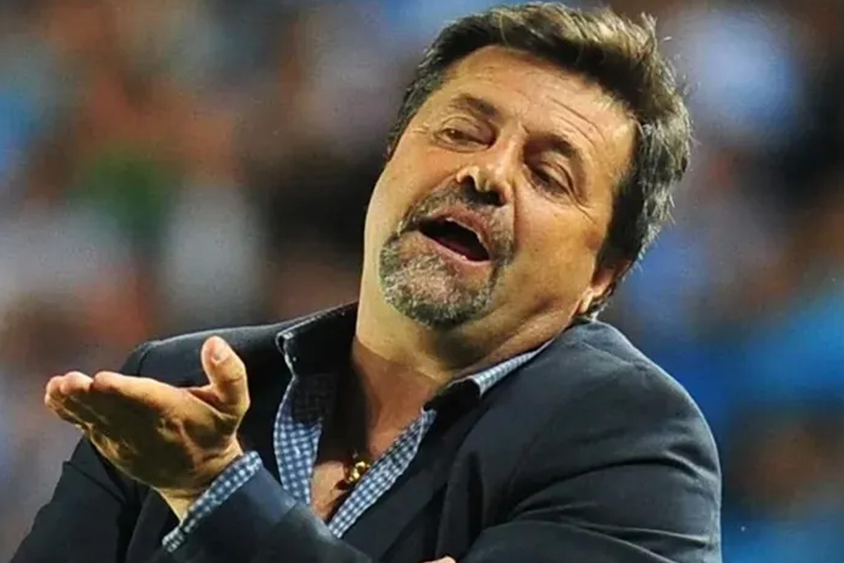 Foto de Caruso Lombardi en un estadio de Fútbol.