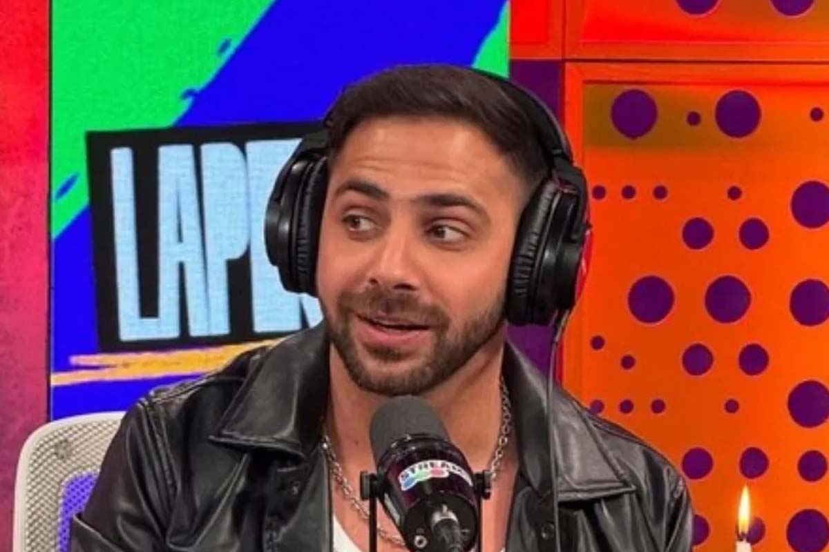 Foto de Grego Rosello en  el estudio de Streaming de Telefe.