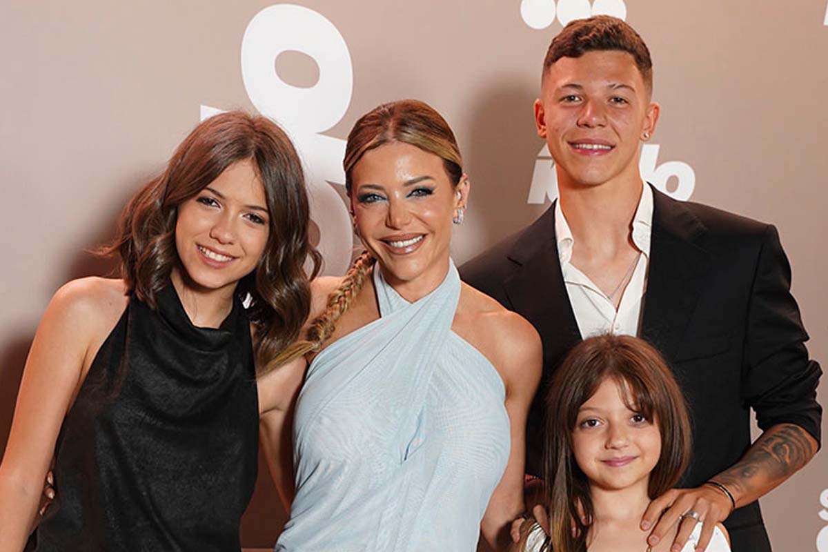 Foto de Evangelina Anderson junto a sus hijos.