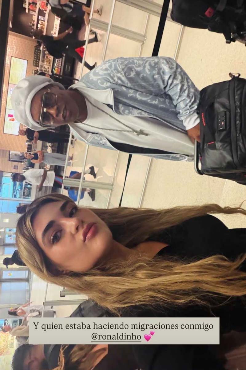 Foto de Marta Fort junto a Ronaldinho en migraciones.