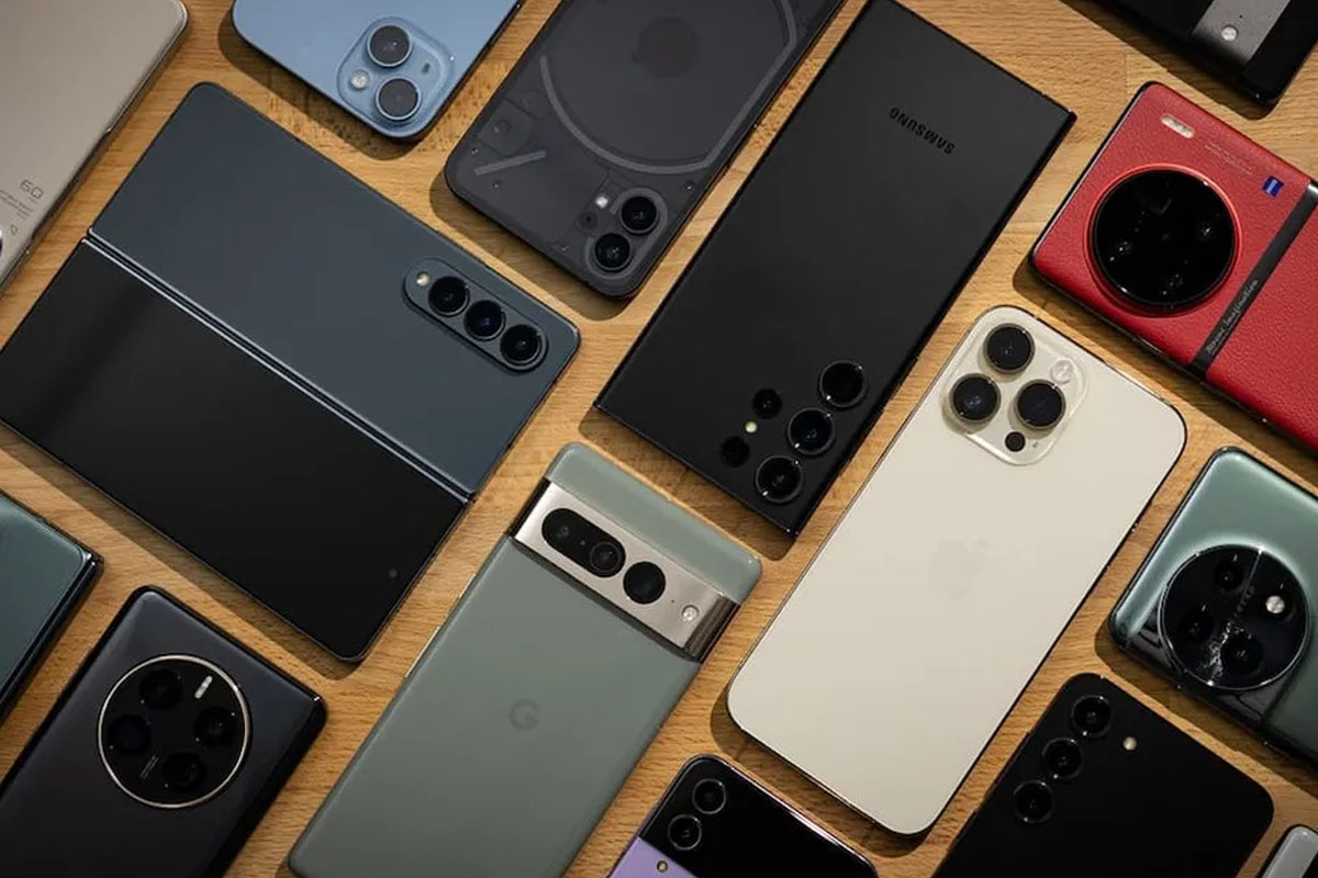 Foto de smartphones organizados sobre una mesa.